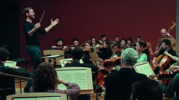 En fanfare (2024): A Symphony of Brotherhood and Social Resonance